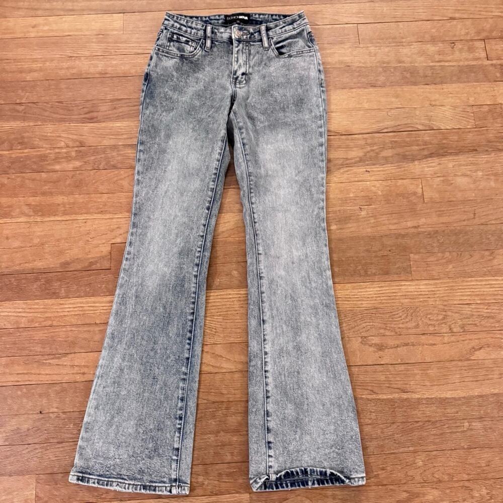 Fashion Nova acid wash flared boot cut jeans pants juniors size 5
b54